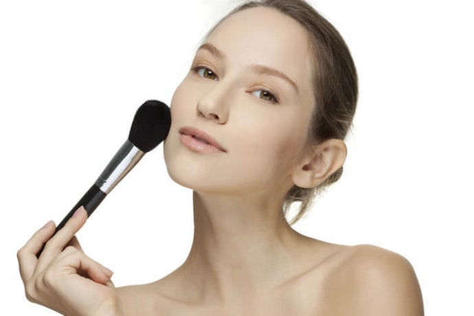 Manfaat kuas makeup untuk merias wajah