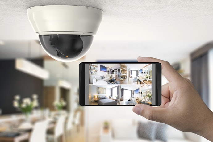 Pilih aplikasi CCTV yang menggunakan HP sebagai kamera itu sendiri jika budget Anda terbatas