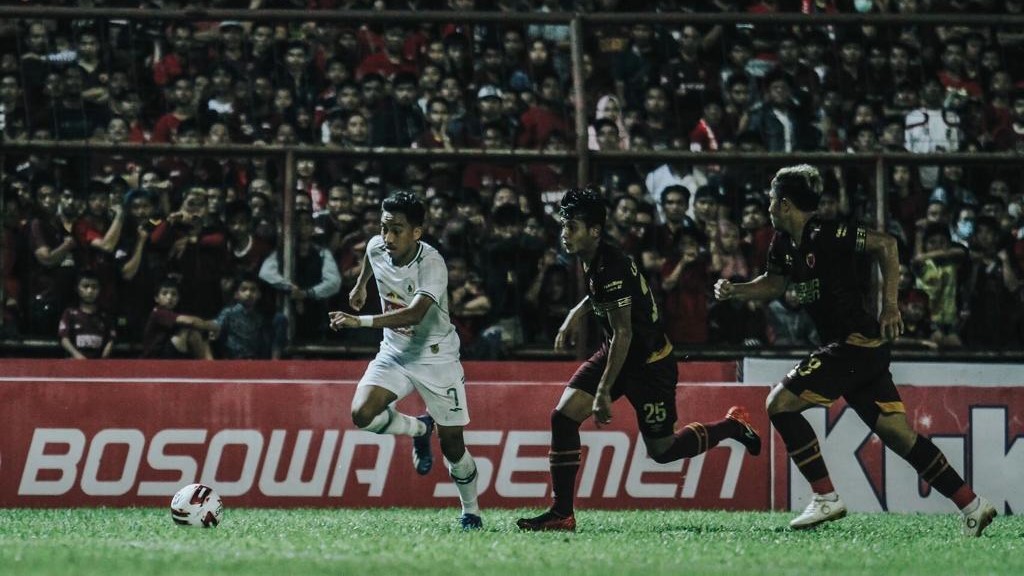 7 Rekomendasi Barang yang Wajib Dibawa untuk Latihan Sepak Bola 