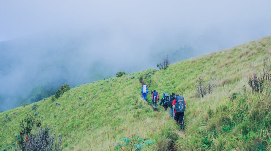Mau Mendaki di Musim Hujan? Ini 10 Rekomendasi Perlengkapan Pendakian yang Mesti Dipersiapkan