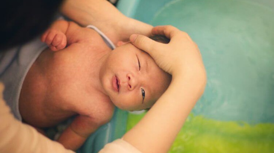 9 Rekomendasi Perlengkapan Mandi Bayi yang Aman
