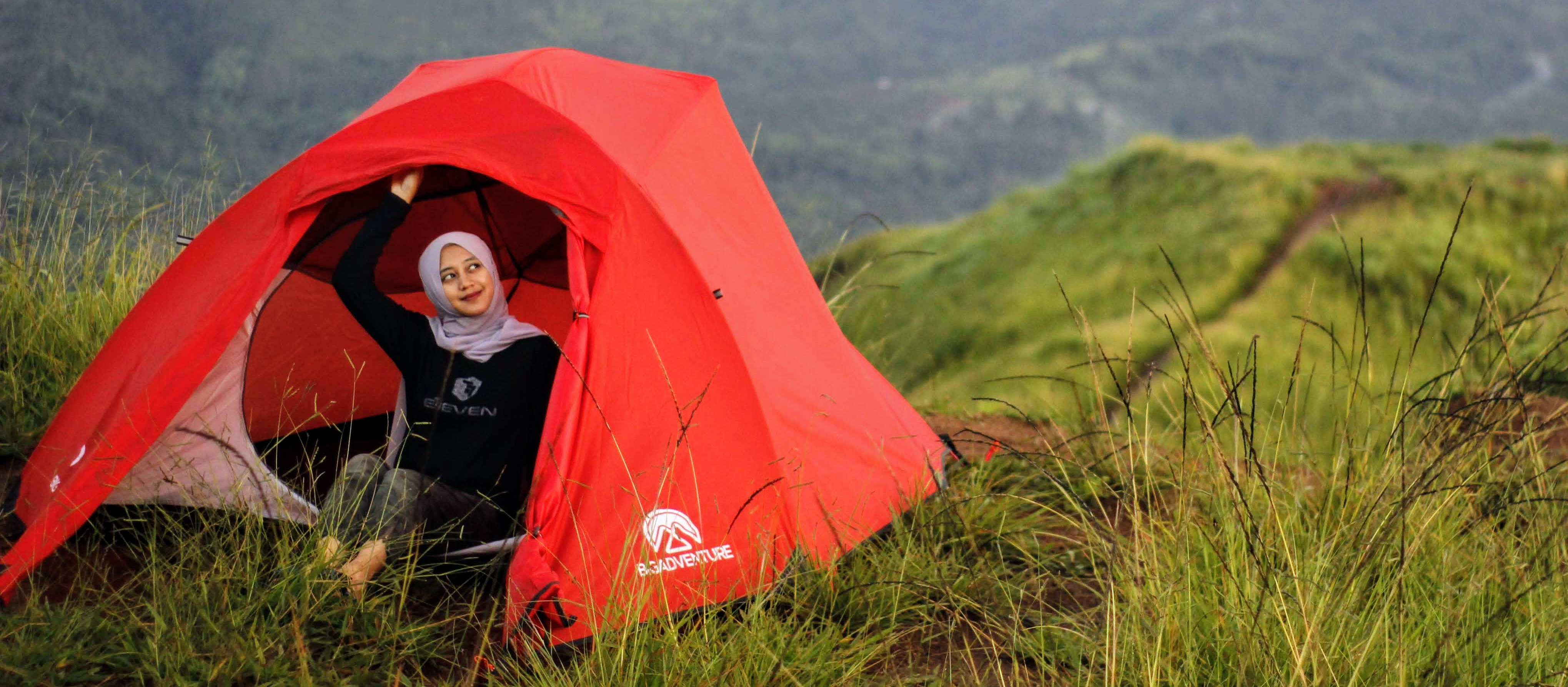 7 Rekomendasi Produk Pendukung Hiking untuk Pendaki Berhijab