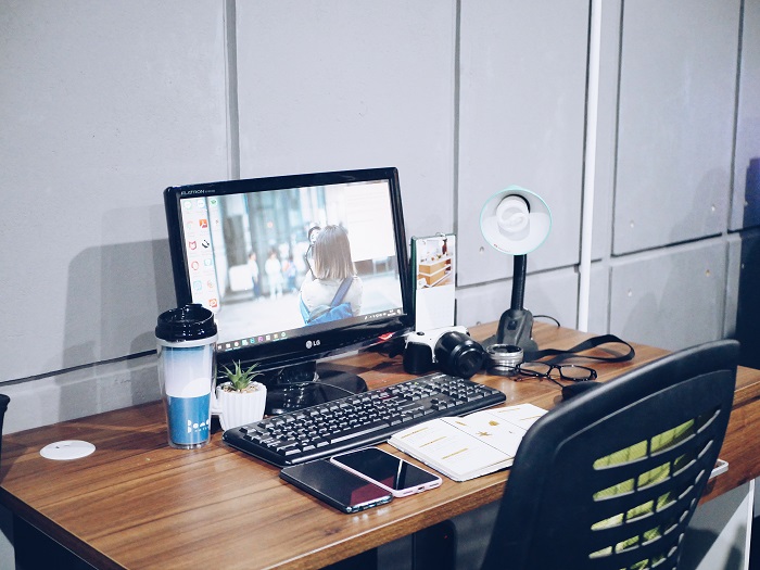 9 Rekomendasi Produk yang Wajib Ada di Meja Kerja dan Bikin Mood Bekerja Baik 