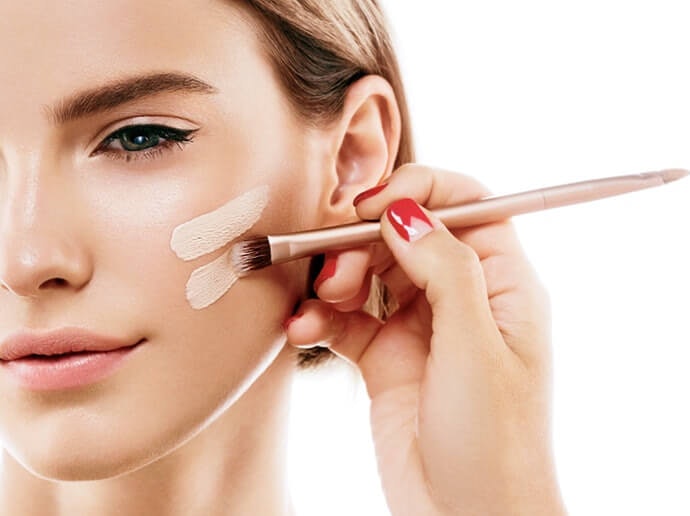 Untuk wajah bercahaya menyeluruh, campurkan liquid highlighter dengan foundation atau base makeup