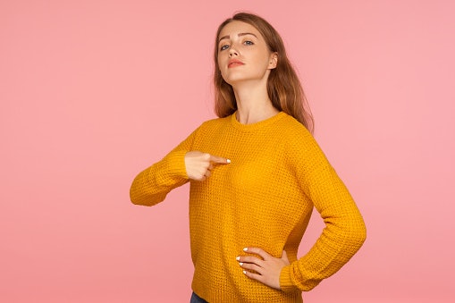 Sweater warna kuning kunyit, memberi kesan elegan dan bold