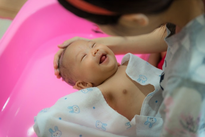 Saputangan bayi dengan ukuran 25–30 cm, dapat menutupi keseluruhan perut bayi