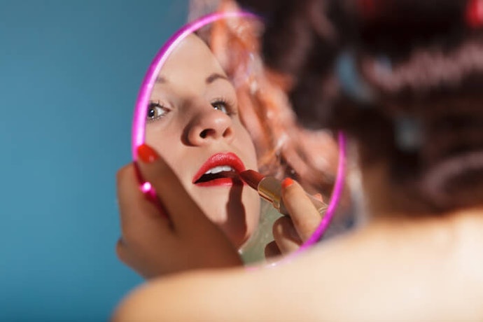 Warna kulit turut memengaruhi penentuan warna lipstik yang sesuai
