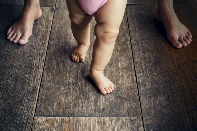 Ukurlah kaki saat bayi sedang berdiri