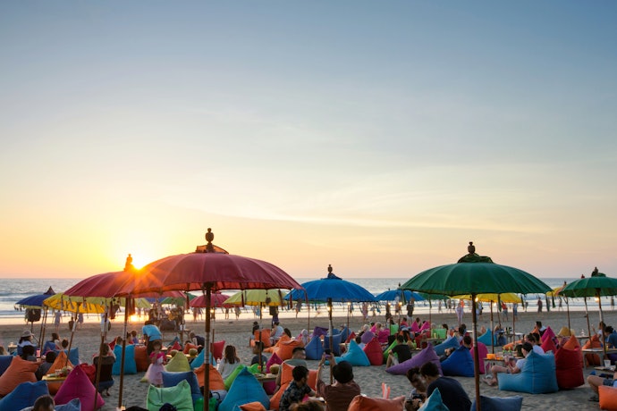 Seminyak: Terkenal dengan beach club dan kuliner mewahnya