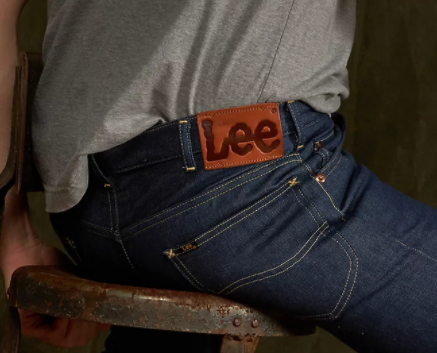 Apakah daya tarik celana jeans Lee?