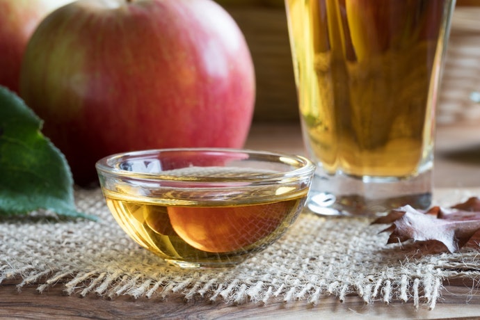 Cuka apel beralkohol: Memiliki kandungan etanol kadar tertentu