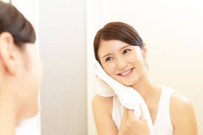 Gunakan eyeshadow powder jenis mineral untuk kulit sensitif