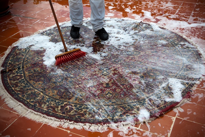 Pertimbangkan karpet yang tipis agar lebih mudah dicuci