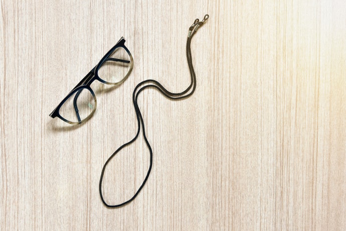 Tali kacamata berukuran ± 70 cm: Mudah dikalungkan dan tidak mengganggu gerak