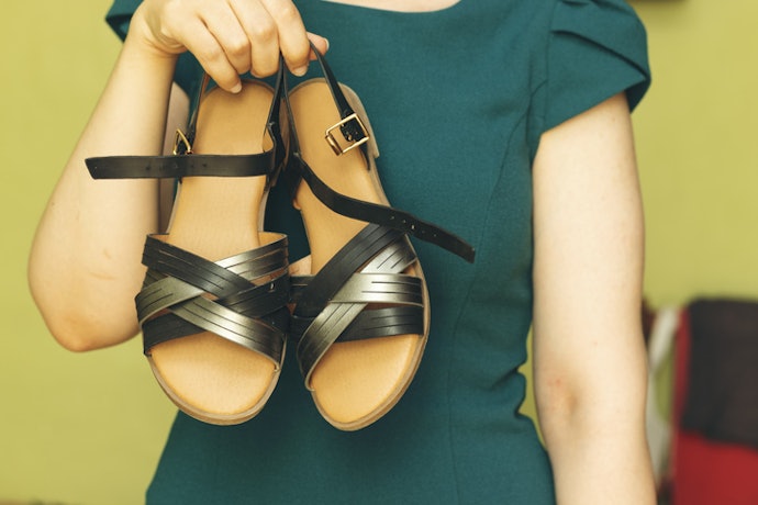 Pertimbangkan juga sandal kulit dari tiap-tiap daerah di Indonesia
