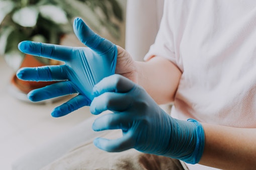 Cara memasang dan melepas sarung tangan medis yang benar