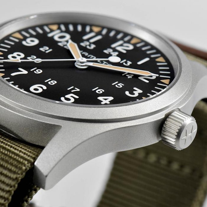 Khaki Field, tampilkan jam tangan dengan gaya militer