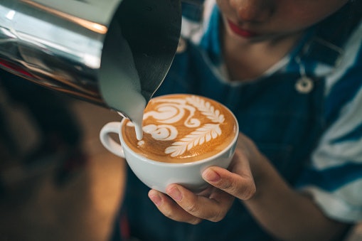Tips memegang milk jug untuk latte art