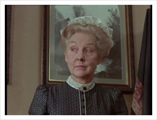 Mrs Hudson, pemilik kediaman Holmes