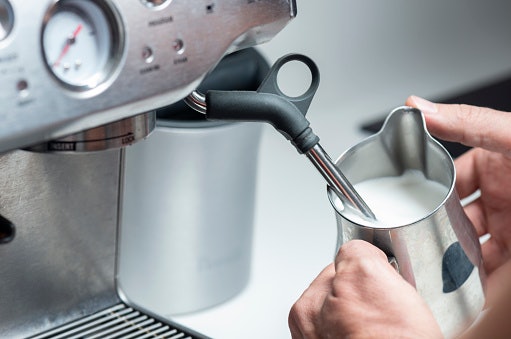 Fitur milk frother, berguna untuk membuat caffe latte dan cappuccino