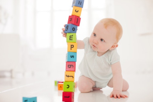 10 Rekomendasi Mainan Anak Terbaik untuk Usia 1 Tahun (Terbaru Tahun