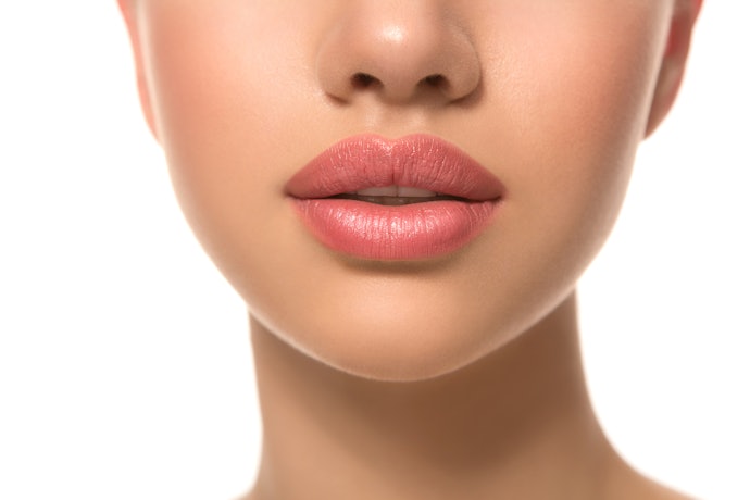 Tips membuat bibir tampak lebih tebal 