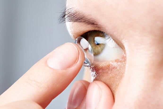 Cek apakah produk dapat digunakan bersamaan dengan lensa kontak