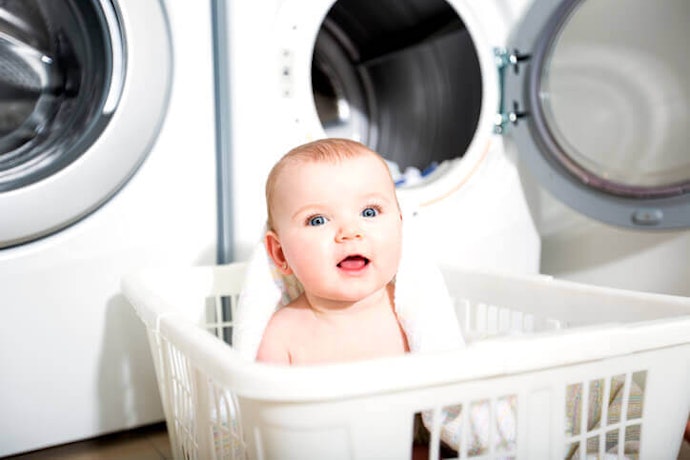 Pertimbangkan yang berbahan aman untuk mencuci pakaian bayi