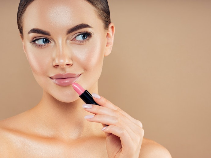 Untuk pemilik kulit sawo matang atau undertone neutral, lipstik warna apa pun akan cocok 