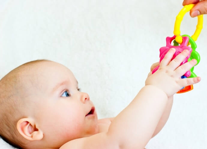 10 Teether Terbaik untuk Bayi - Ditinjau oleh Bidan (Terbaru Tahun 2022