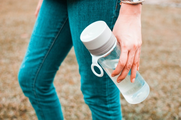 Botol minum plastik atau PET, ringan dan mudah dibersihkan