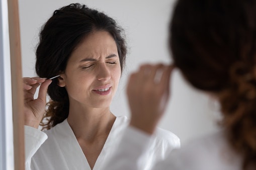 Cara membersihkan telinga dengan cotton bud