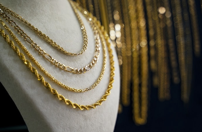 Panjang dan jenis rantai turut menentukan tampilan kalung emas