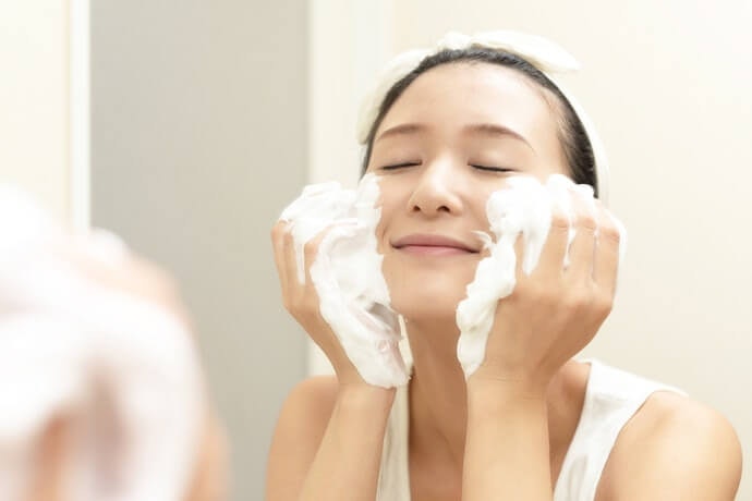 Saat wajah terasa berminyak, gunakan sabun muka dengan daya pembersih yang kuat