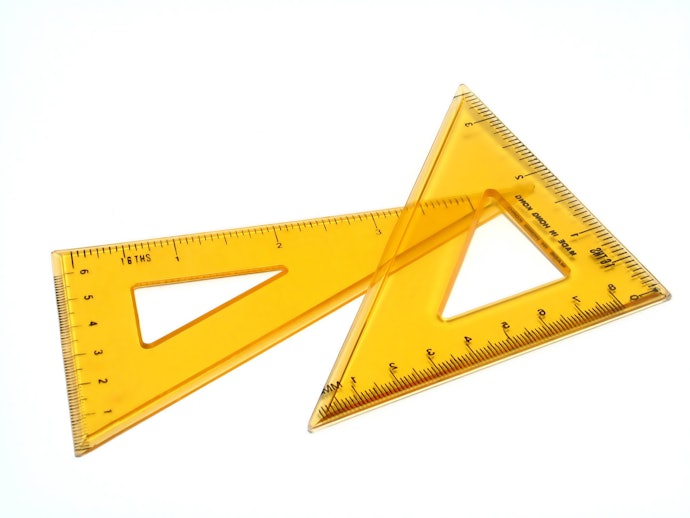 Penggaris segitiga, memudahkan untuk membuat garis tegak lurus