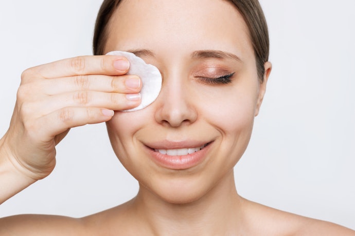 Tips membersihkan makeup mata dengan eye makeup remover