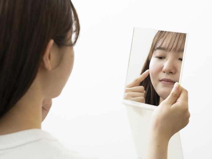 Apakah skincare bisa menghilangkan noda dan bintik hitam pada wajah?