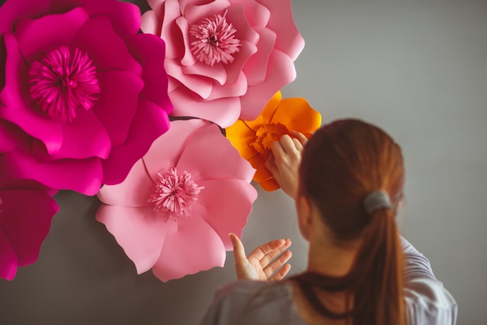 Sesuaikan ukuran paper flower backdrop dengan luas ruangan