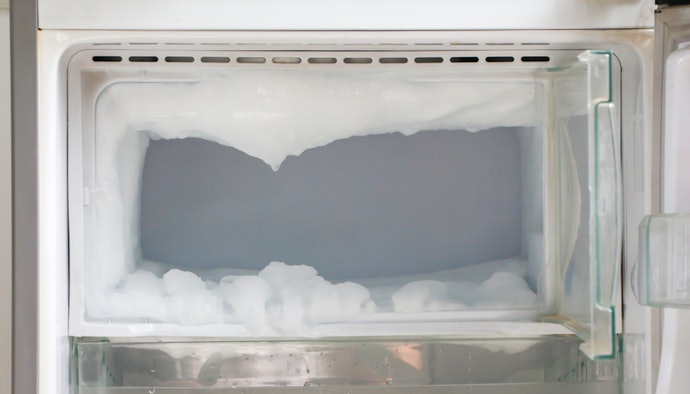 No frost, freezer lebih bersih karena bebas bunga es