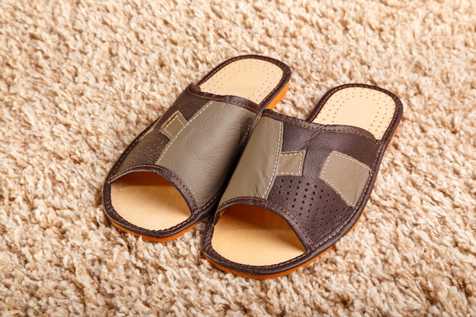 Sandal slip on, mudah untuk dipakai dan dilepas