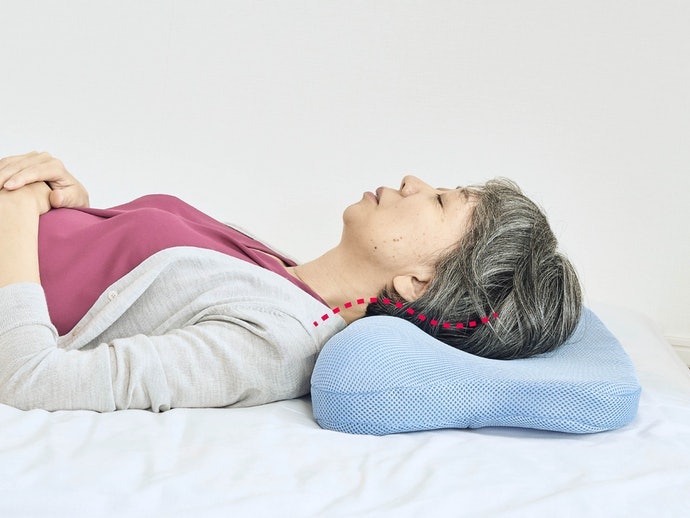 Bantal dengan tonjolan di area leher: Mencegah tidur mendengkur