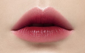 Warna merah: Pilihan tepat untuk ombre lip