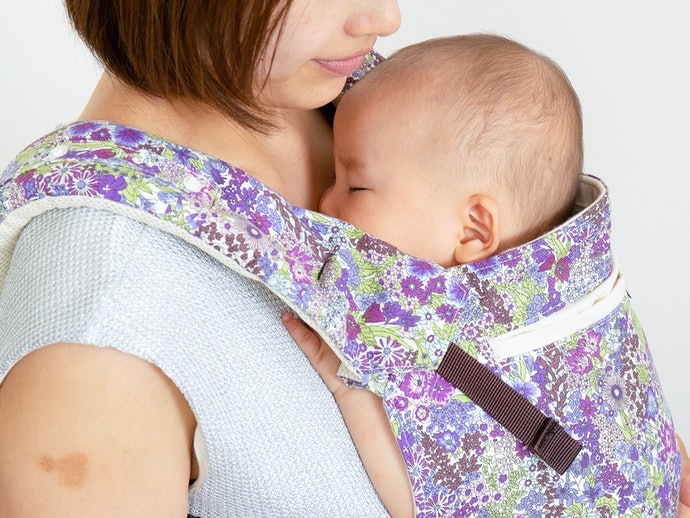 Pilih bahan yang breathable untuk menyerap keringat bayi