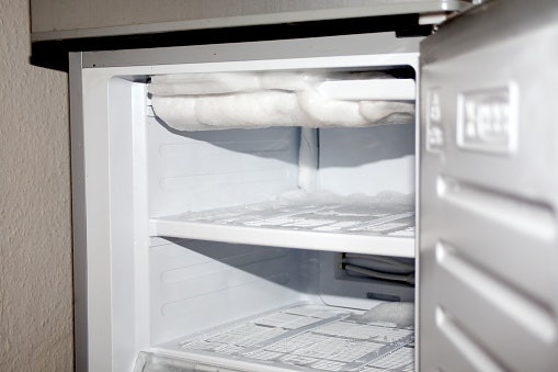 Fitur auto-defrost, mencairkan es dengan memanaskan sisi dinding freezer