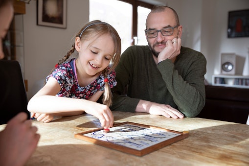 Anak-anak, pilihlah board game yang mudah dengan durasi permainan yang singkat