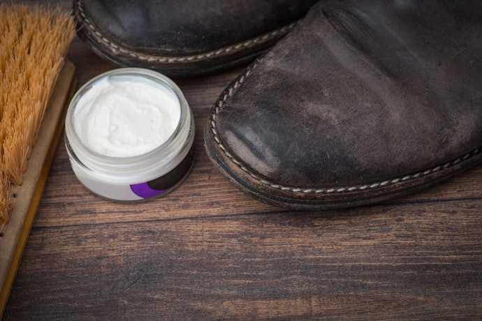 Untuk menutrisi dan mengilapkan kulit sepatu, pilihlah tipe emulsifying cream