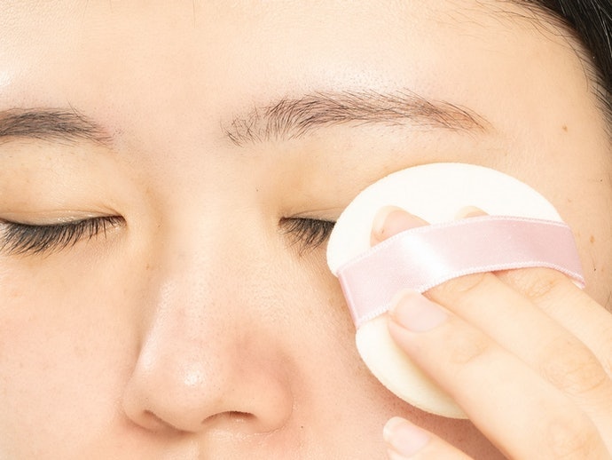 Bersihkan keringat dan sebum sebelum menggunakan eyeliner