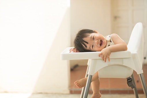 Kapan sebaiknya bayi belajar duduk di kursi?