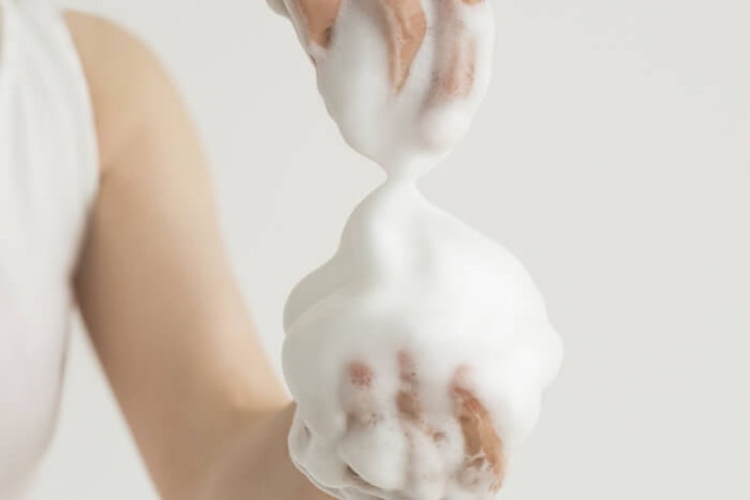 Gunakan facial foam berbusa lembut yang mudah dibersihkan