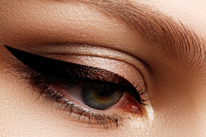 Eyeliner cokelat gelap untuk hasil dramatis tanpa berlebihan